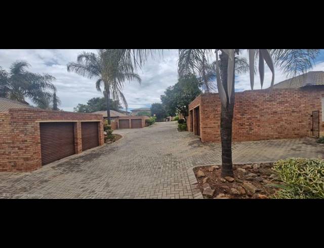 3 BEDROOM TOWNHOUSE FOR SALE IN HEUWELSIG ESTATE